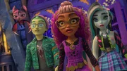 v.li.: Draculaura, Deuce Gorgon, Clawdeen Wolf, Frankie Stein