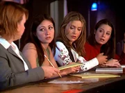 (v.l.n.r.) Natalie (Audrey Wasilewski) hat das Amt von Leo übernommen. Prue (Shannen Doherty), Phoebe (Alyssa Milano) und Piper (Holly Marie Combs) sind davon nicht sehr begeistert. (v.l.n.r.) Natalie (Audrey Wasilewski) hat das Amt von Leo übernommen. Prue (Shannen Doherty), Phoebe (Alyssa Milano) und Piper (Holly Marie Combs) sind davon nicht sehr begeistert.