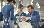 Bei der Untersuchung der Überreste eines alten Sklavenschiffes finden Cam (Tamara Taylor, l.), Brennan (Emily Deschanel) und Hodgins (T.J. Thyne) ein Skelett, das nicht in das übrige Muster passt. Bei der Untersuchung der Überreste eines alten Sklavenschiffes finden Cam (Tamara Taylor, l.), Brennan (Emily Deschanel) und Hodgins (T.J. Thyne) ein Skelett, das nicht in das übrige Muster passt.