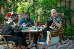 v.li.: Jordan (Lil Rel Howery), Matthew 'Matt' Logelin (Kevin Hart), Maddy Logelin (Melody Hurd), Oscar (Anthony Carrigan).