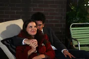 Ted (Josh Radnor, r.) lernt endlich die Frau (Katie Holmes, l.) kennen, die sich vor Jahren auf einer Halloween-Party auf dem Dach hinter einem K&uuml;rbis-Kost&uuml;m versteckt hat ...