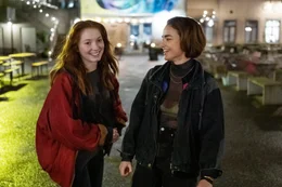 Joanna (Nikki Hanseblad, l.) kann noch immer nicht glauben, dass Audrey (Melina Paukkonen, r.) sich zu ihr hingezogen f&uuml;hlt.