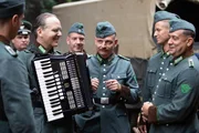 Zwischen den Mordeins&auml;tzen versuchen sich die M&auml;nner des Reservepolizei-Bataillons 101 unter anderem durch Musikabende abzulenken.