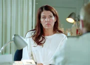 Dr. Strauss (Rainer Goernemann, re.) versucht die von Tabletten abhängige Walter (Katy Karrenbauer) aufzurütteln, doch sie wirkt abwesend und teilnahmslos... Dr. Strauss (Rainer Goernemann, re.) versucht die von Tabletten abhängige Walter (Katy Karrenbauer) aufzurütteln, doch sie wirkt abwesend und teilnahmslos...