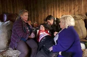 Schwierige Geburt in der Waldhütte: Heike Schäffer (Petra Kleinert, l.), Dr. Kauth (Arnd Klawitter, 2.v.r.) und Irmtraud Schäffer (Carmen Maja Antoni, r.) versuchen, der niederkommenden Bärbel Schmied (Meike Droste, 2.v.l.) bei ihrer Entbindung zu helfen.