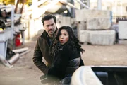 Carter Griffin (Brett Dalton, l.); Melody 'Mel' Bayani (Liza Lapira, r.)