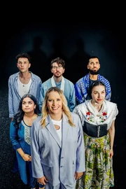 Kann man mit Menschen befreundet sein, mit denen man (scheinbar) nichts gemeinsam hat? Josi glaubt an vieles – nur nicht an Gott. Trotzdem besucht sie ihre fünf religiösen Freunden und Freundinnen und landet ahnungslos mitten in Welten, die für sie alles andere als himmlisch sind. Kann man mit Menschen befreundet sein, mit denen man (scheinbar) nichts gemeinsam hat? Josi glaubt an vieles – nur nicht an Gott. Trotzdem besucht sie ihre fünf religiösen Freunden und Freundinnen und landet ahnungslos mitten in Welten, die für sie alles andere als himmlisch sind.