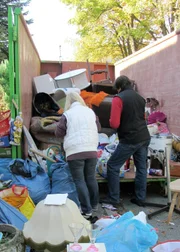 Peter (re.) und Freundin Ingrid müssen sich schweren Herzens von sehr vielen Sachen trennenPeter (re.) und Freundin Ingrid mĂĽssen sich schweren Herzens von sehr vielen Sachen trennen Peter (re.) und Freundin Ingrid müssen sich schweren Herzens von sehr vielen Sachen trennenPeter (re.) und Freundin Ingrid mĂĽssen sich schweren Herzens von sehr vielen Sachen trennen