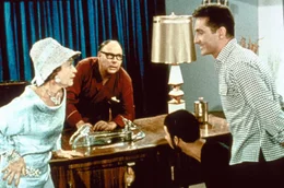Mrs. Keller (Grete Weiser), Pr&auml;sident John Stone, Million&auml;r (Heinz Erhardt, 2.v.l.), Fritz Meyer (Freddy Quinn, r.)