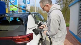 L&auml;dst Du schon, oder tankst Du noch? SWR-Wissenschaftsjournalist Axel Wagner macht den E-Auto-Check.