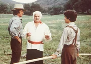 Charles Ingalls (Michael Landon, l.) macht dem gro&szlig;en Gambini (Jack Kruschen, M.) Vorw&uuml;rfe, dass er seinem Sohn Albert (Matthew Laborteaux, r.) solche Flausen in den Kopf gesetzt hat.