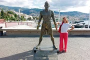 Im Hafen von Funchal steht eine riesige Bronzestatue des Weltfußballers Ronaldo, der auf Madeira geboren wurde und hier seine einzigartige Karriere begann. Im Hafen von Funchal steht eine riesige Bronzestatue des Weltfußballers Ronaldo, der auf Madeira geboren wurde und hier seine einzigartige Karriere begann.