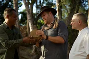 Gastgeber Josh Gates (m.) untersucht mit einem lokalen Team die Ausgrabungsst&auml;tte, um verlorene kambodschanische Artefakte zu entdecken