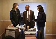 Während Callen und Sam nach Afrika reisen, arbeiten Deeks (Eric Christian Olsen, l.) und Kensi (Daniela Ruah, r.) mit dem CIA-Agenten Alfred Mahdi (Wolé Parks, M.) zusammen, der auch wie sie selbst, hinter Karume her ist ... Während Callen und Sam nach Afrika reisen, arbeiten Deeks (Eric Christian Olsen, l.) und Kensi (Daniela Ruah, r.) mit dem CIA-Agenten Alfred Mahdi (Wolé Parks, M.) zusammen, der auch wie sie selbst, hinter Karume her ist ...