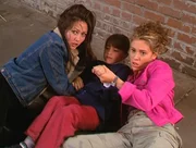Noch glauben Prue (Shannen Doherty, l.) und Phoebe (Alyssa Milano, r.), ein Kind vor einem Dämon gerettet zu haben. Noch glauben Prue (Shannen Doherty, l.) und Phoebe (Alyssa Milano, r.), ein Kind vor einem Dämon gerettet zu haben.