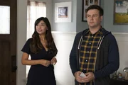 Dr. Monica Dewan (Hannah Simone, l.); Will Cooper (Taran Killam, r.)