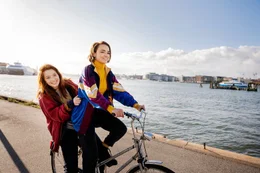 Joanna (Nikki Hanseblad, l.) genie&szlig;t die Zeit, die sie mit Audrey (Melina Paukkonen) verbringen kann. Endlich kann sie einmal all ihre Sorgen vergessen.