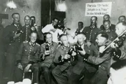 Mit Musikabenden und Bier trinken lenken sich die M&auml;nner des Reservepolizei-Bataillons 101 von zuvor ver&uuml;bten Massenerschie&szlig;ungen ab.