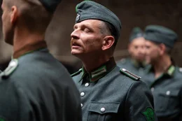 Nur ganz wenige unter den M&auml;nnern der Reservepolizei-Bataillone verweigern sich dem Mordbefehl.