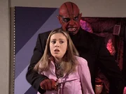 Der D&auml;mon Balthasar (Julian McMahon, r.) hat Phoebe (Alyssa Milano, l.) in seine Gewalt gebracht.