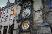 Die Aposteluhr ist eine weltweit bekannte astronomische Uhr aus dem Jahr 1410, die sich in Prag an der S&uuml;dmauer des Altst&auml;dter Rathauses befindet.