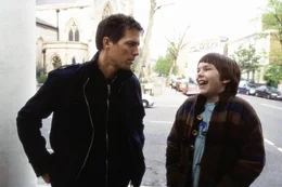 Si Will (Hugh Grant, a g.) aide Marcus (Nicholas Hoult) dans son quotidien, Marcus aide Will a devenir un autre homme : responsable.