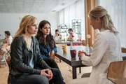 Ina Zimmermann (Melanie Marschke, l.) und Olivia Fareedi (Nilam Farooq, M.) befragen die &Auml;rztin Beatrice H&ouml;ller (Katrin R&ouml;ver, r.), die eine Aff&auml;re mit dem Mann hatte, dessen Frau und Kind get&ouml;tet wurden.