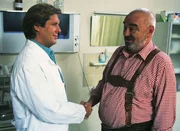 Dr. Stefan Frank (Sigmar Solbach, l.) macht Louis (Alfons Biber) Mut f&uuml;r die Knochenmarks-Transplantation.