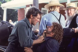 Als sie von jungen M&auml;nnern in der Stadt bedroht werden, verteidigt John (Harrison Ford, li.) die Kutsche der Amish.