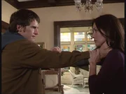 Vince (Morgan Weisser, l.) zeigt sich nicht sehr dankbar, dass Prue (Shannen Doherty, r.) ihn von seinen belastenden F&auml;higkeiten befreit hat.