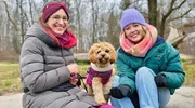 Hundetrainerin Leandra (links) zeigt Nina einen typischen Begleithund: Der kleine Cooper ist ein Cavapoo, eine Mischung aus Cavalier King Charles Spaniel und Pudel (Dr. Leandra Sabass). Weiteres Bildmaterial finden Sie unter www.br-foto.de. Hundetrainerin Leandra (links) zeigt Nina einen typischen Begleithund: Der kleine Cooper ist ein Cavapoo, eine Mischung aus Cavalier King Charles Spaniel und Pudel (Dr. Leandra Sabass). Weiteres Bildmaterial finden Sie unter www.br-foto.de.