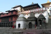 Nepal ist von westlichen Einflüssen nahezu unberührt. Umso auffälliger sind die weißen Fassaden mit ihren europäisch anmutenden Kolonnaden inmitten hinduistischer Tempel und Pagoden.