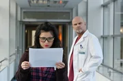 Ada (Anna Fischer, l.) gelingt es unbemerkt von Stationsarzt Dr. Kramer (Alexander Radszun, r.) an geheime Informationen zu gelangen.