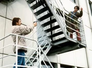 (Martin May) droht, sich mit einer Handgranate in die Luft zu sprengen, bevor er sich festnehmen läßt.