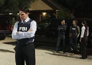 Buchstäblich in letzter Sekunde kann das BAU-Team das verschollene Paar aus den Händen seines Peinigers retten: Rossi (Joe Mantegna, 2.v.l.), Hotch (Thomas Gibson, l.), Prentiss (Paget Brewster, r.) und Reid (Matthew Gray Gubler, 2.v.r.) ... Buchstäblich in letzter Sekunde kann das BAU-Team das verschollene Paar aus den Händen seines Peinigers retten: Rossi (Joe Mantegna, 2.v.l.), Hotch (Thomas Gibson, l.), Prentiss (Paget Brewster, r.) und Reid (Matthew Gray Gubler, 2.v.r.) ...