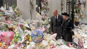 Elisabeth II. und Prinz Philip vor Blumen f&uuml;r die verstorbene Prinzessin Diana, 1997.