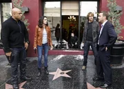 Callen (Chris O'Donnell, r.), Sam (LL Cool J, l.), Kensi (Daniela Ruah, 2.v.l.), Deeks (Eric Christian Olsen, 2.v.r.) und Hetty (Linda Hunt, M.) m&uuml;ssen einen verurteilten kubanischen Spion fassen, der aus seiner Haft entflohen ist.
