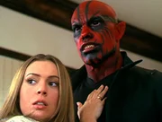 Phoebe (Alyssa Milano, l.) setzt ihre guten Kr&auml;fte gegen einen b&ouml;sen D&auml;mon ein.