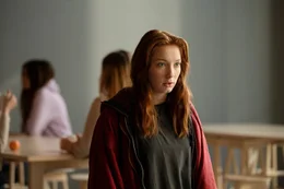 In der Schule hat Joanna (Nikki Hanseblad) keine wirklichen Freunde, aufgrund ihres Verhaltens ist sie eine Au&szlig;enseiterin.