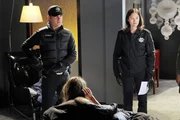 Hodges (Wallace Langham) und Morgan (Elisabeth Harnois, Mi.) spielen Olivia Hodges (Gaststar Jaclyn Smith) bei ihrem Besuch im Labor vor, ein Liebespaar zu sein. Hodges (Wallace Langham) und Morgan (Elisabeth Harnois, Mi.) spielen Olivia Hodges (Gaststar Jaclyn Smith) bei ihrem Besuch im Labor vor, ein Liebespaar zu sein.
