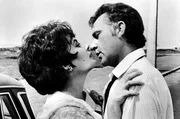 Elizabeth Taylor (li.) und Richard Burton (re.) im Film „Die Stunde der Komödianten": Die Schauspieler lernten sich beim Dreh des Films „Cleopatra" kennen und lieben. Elizabeth Taylor (li.) und Richard Burton (re.) im Film „Die Stunde der Komödianten": Die Schauspieler lernten sich beim Dreh des Films „Cleopatra" kennen und lieben.