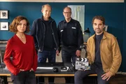 Das Ermittler-Team von Nord Nord Mord. Von links: Ina Behrendsen (Julia Brendler), Carl Sievers (Peter Heinrich Brix), Polizist Schneider (Stephan A. Tölle) und Hinnerk Feldmann (Oliver Wnuk) Das Ermittler-Team von Nord Nord Mord. Von links: Ina Behrendsen (Julia Brendler), Carl Sievers (Peter Heinrich Brix), Polizist Schneider (Stephan A. Tölle) und Hinnerk Feldmann (Oliver Wnuk)