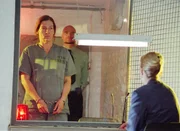 Eva (Karen Böhne, re.) will Walters (Katy Karrenbauer) Rückverlegung nach Reutlitz veranlassen, weil sie glaubt, über Walter an Baumanns Mörder heranzukommen. (hi. Komparse) Eva (Karen Böhne, re.) will Walters (Katy Karrenbauer) Rückverlegung nach Reutlitz veranlassen, weil sie glaubt, über Walter an Baumanns Mörder heranzukommen. (hi. Komparse)