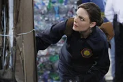 In einer Papier-Recycling-Anlage tauchen die blutigen Umrisse einer jungen Frau auf. Es wird spekuliert, ob es sich um das gleiche Wunder wie bei dem Turiner Grabtuch handelt, doch Brennan (Emily Deschanel) kann die Sache schnell aufkl&auml;ren: Zwischen den vielen Pappkartonlagen befindet sich die v&ouml;llig zerquetschte Leiche einer Frau.