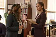 Agent Cutter (Tracie Thoms, l.); Amelia Sachs (Arielle Kebbel, r.)