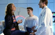Dr. Martin Stein (Bernhard Bettermann, re.) und Kris Haas (Jascha Rust, mi.) haben es mit einer Patientin zu tun, die ihr Handy kaum weglegen kann. Tina Betzelt (Heike Warmuth, li.) hatte gerade eine Übereinstimmung mit einem potentiellen Single über 99%. Dr. Martin Stein (Bernhard Bettermann, re.) und Kris Haas (Jascha Rust, mi.) haben es mit einer Patientin zu tun, die ihr Handy kaum weglegen kann. Tina Betzelt (Heike Warmuth, li.) hatte gerade eine Übereinstimmung mit einem potentiellen Single über 99%.