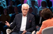 Zu Gast bei Moderatorin Sandra Maischberger (r): Sky du Mont (Schauspieler).