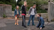 Pia Stern (Amelie Hennig, l.) traut sich nicht einzugreifen als die Br&uuml;der, Pascal (Karl Schaper, 2.v.l.) und Mirko M&uuml;nchhoff (Vito Sack, 2.v.r.) Lukas Berger (Filip Januchowski, r.) schickanieren.