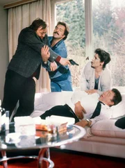 Unter den Augen Schimanskis (Götz George) geschieht ein weiterer Mord. Hubert Möhlmann (Dieter Pfaff, li) erschießt Siggi Hencken (Jochen Striebeck, re). Entsetzt wird Mimi Engelbrecht (Marita Breuer) Zeugin.