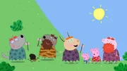 Oma Wutz (re.) und ihre Freundinnen (li.) tun heute so, als ob sie in der Steinzeit leben. Peppa (2.v.re.) und Schorsch (3.v.re.) schließen sich prompt an.